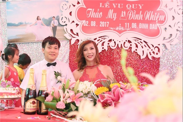 Cặp đ&ocirc;i rạng rỡ trong ng&agrave;y vui.