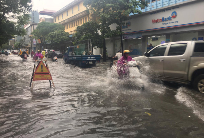 Mưa lớn khiến một số&nbsp;tuyến phố ở H&agrave; Nội ch&igrave;m trong biển nước. ( Ảnh: Tiền Phong )