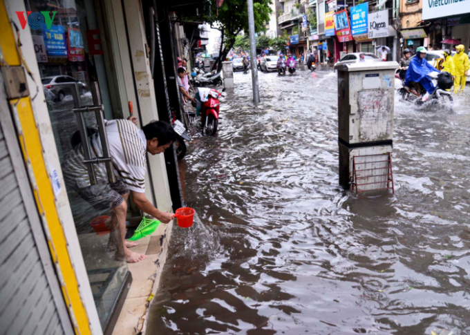 1 đoạn tr&ecirc;n phố Bạch Mai ngập s&acirc;u khiến nước tr&agrave;n v&agrave;o nh&agrave; d&acirc;n. Người d&acirc;n ở đ&acirc;y cho biết, phải đến chục năm nay chưa xảy ra t&igrave;nh trạng nước ngập tr&agrave;n v&agrave;o nh&agrave;. (Ảnh:VOV)