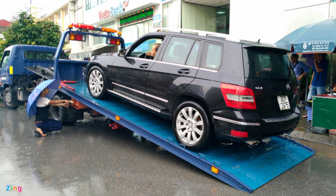 Chiếc Mercedes gầm cao bị nước ngập tr&agrave;n v&agrave;o ống xả, phải nhờ đến hộ tr&ecirc;n đường Minh Khai, đoạn gần ch&acirc;n cầu Vĩnh Tuy.&nbsp;(Ảnh: Zing.vn)