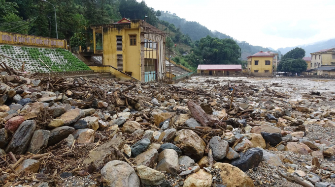 S&acirc;n vận động thị trấn M&ugrave; Cang Chải ch&igrave;m trong b&ugrave;n đất.