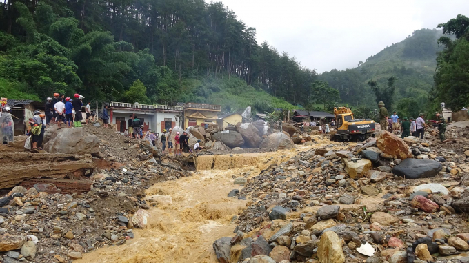 Theo ph&oacute;ng vi&ecirc;n Tiến Vũ th&igrave; v&agrave;o chiều 4/8, d&ograve;ng nước vẫn c&ograve;n chảy xiết v&agrave; mạnh, nước đục ngầu...