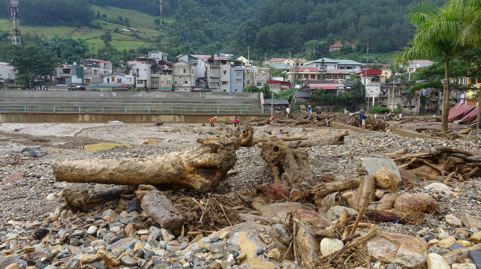 Khu vực lũ qu&eacute;t đi qua như một b&atilde;i chiến trường.&nbsp;Tan hoang sau trận lũ.