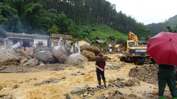 Ch&iacute;nh quyền địa phương huy động h&agrave;ng chục m&aacute;y x&uacute;c hoạt động suốt ng&agrave;y đ&ecirc;m để ph&aacute; đ&aacute; v&agrave; dọn dẹp b&ugrave;n đất.