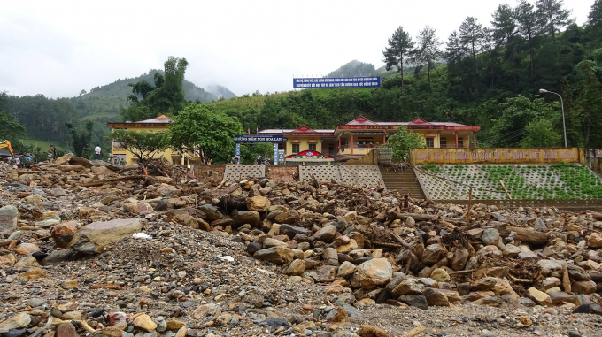 Sức mạnh của lũ v&agrave; đ&aacute; hộc tr&ocirc;i xuống khiến nhiều bức tường vỡ to&aacute;c.