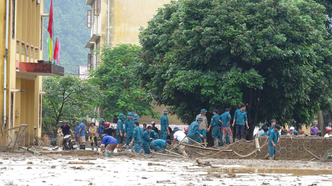 S&aacute;ng nay, 4/8, h&agrave;ng trăm người bao gồm lực lượng bộ đội d&acirc;n ph&ograve;ng, lực lượng cứu hộ cứu nạn, người d&acirc;n đang nỗ lực khắc phục hậu quả sau cơn lũ v&agrave; tiếp tục t&igrave;m kiếm c&aacute;c nạn nh&acirc;n bị mất t&iacute;ch.