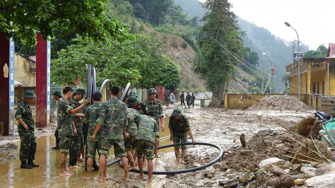 Lực lượng chức năng v&agrave; người d&acirc;n dọn dẹp nh&agrave; cửa, vệ sinh đường phố sau lũ.