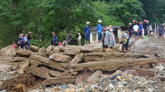 H&agrave;ng chục ng&ocirc;i nh&agrave; bị lũ cuốn tr&ocirc;i, trơ trọi phần m&oacute;ng.