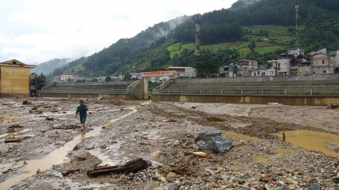 T&iacute;nh đến chiều ng&agrave;y 4/8, tỉnh Y&ecirc;n B&aacute;i đ&atilde; hỗ trợ 320 triệu đồng v&agrave; 1.900 kg gạo hỗ trợ đối với gia đ&igrave;nh c&oacute; người chết v&agrave; mất t&iacute;ch; c&aacute;c gia đ&igrave;nh c&oacute; nh&agrave; bị cuốn tr&ocirc;i v&agrave; hỗ trợ c&aacute;c gia đ&igrave;nh c&oacute; nh&agrave; bị tr&ocirc;i ho&agrave;n to&agrave;n. C&ugrave;ng với đ&oacute;, tỉnh đ&atilde; tiếp nhận ủng hộ của c&aacute;c tập thể, c&aacute; nh&acirc;n với số tiền 400 triệu đồng, 400 kg gạo v&agrave; 32 th&ugrave;ng vật dụng gia đ&igrave;nh. Mọi cấp, mọi ng&agrave;nh, mọi người d&acirc;n Y&ecirc;n B&aacute;i v&agrave; cả nước đang hướng về M&ugrave; Cang Chải. (Theo B&aacute;o Y&ecirc;n B&aacute;i)