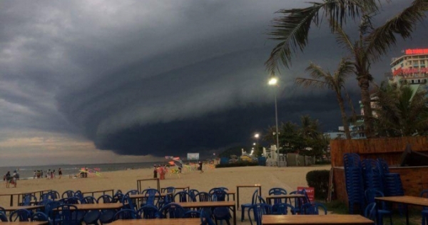 Du khách hoang mang khi đám mây giống hình siêu bão xuất hiện ở biển Sầm Sơn