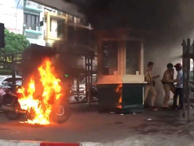 Anh LVQ đốt chiếc xe của m&igrave;nh khi bị CSGT lập bi&ecirc;n bản tạm giữ phương tiện. Ảnh: TP