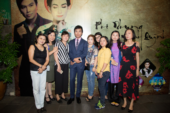 Danh ca Mạnh Quỳnh bối rối khi kh&aacute;n giả mang bưởi l&ecirc;n s&acirc;n khấu tặng