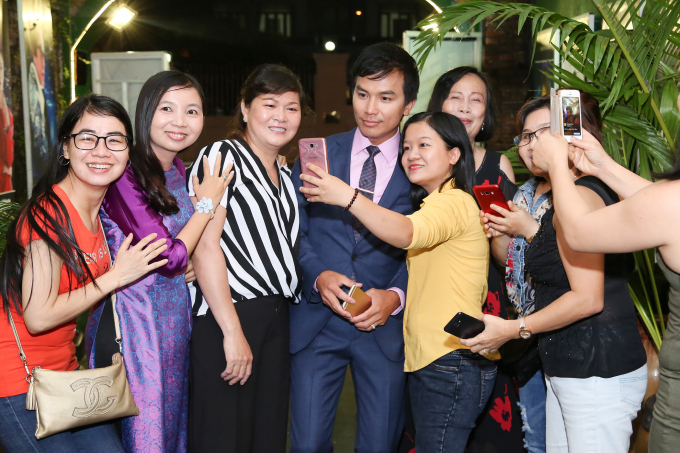 Kh&aacute;n giả h&aacute;o hức với liveshow chung của ca sĩ Mạnh Quỳnh v&agrave; Phi Nhung.