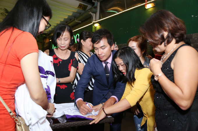 Danh ca Mạnh Quỳnh bối rối khi kh&aacute;n giả mang bưởi l&ecirc;n s&acirc;n khấu tặng