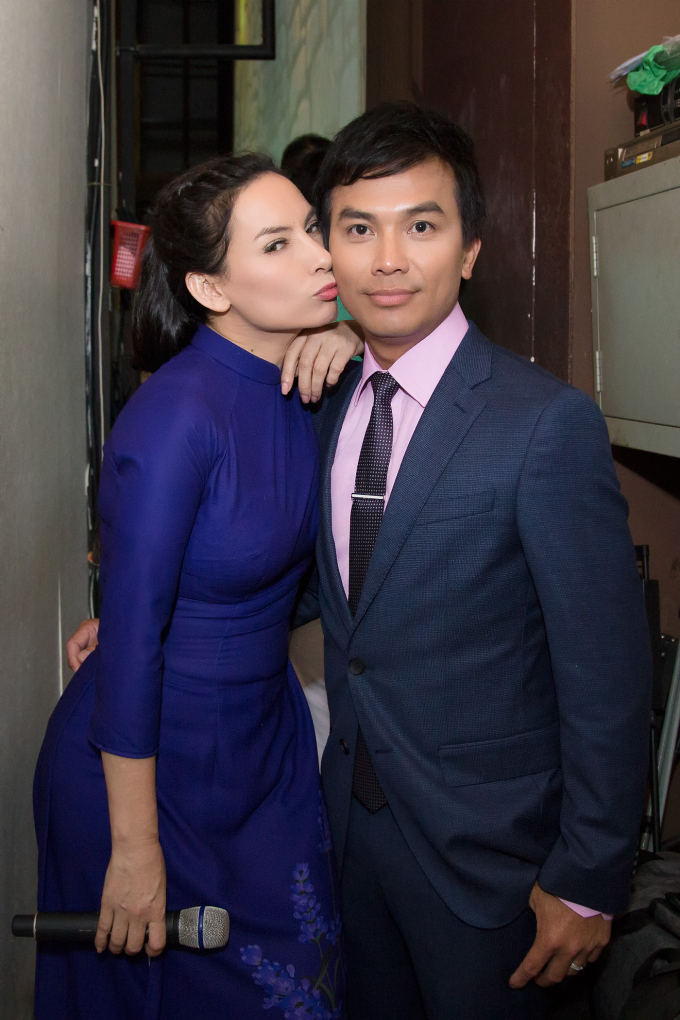 Danh ca Mạnh Quỳnh bối rối khi kh&aacute;n giả mang bưởi l&ecirc;n s&acirc;n khấu tặng