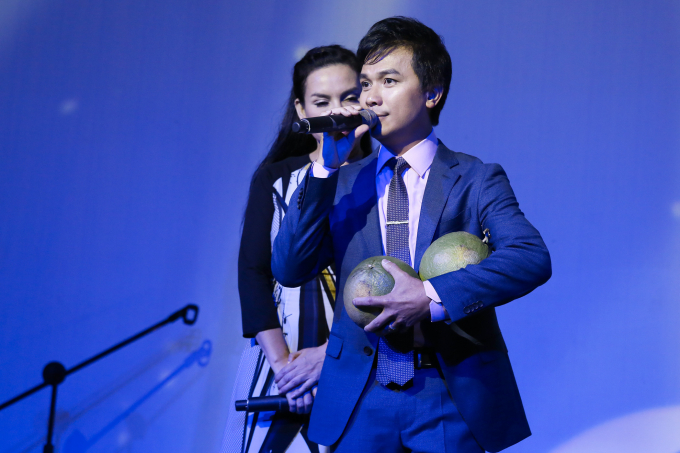 Kh&aacute;n giả tặng bưởi cho Mạnh Quỳnh.