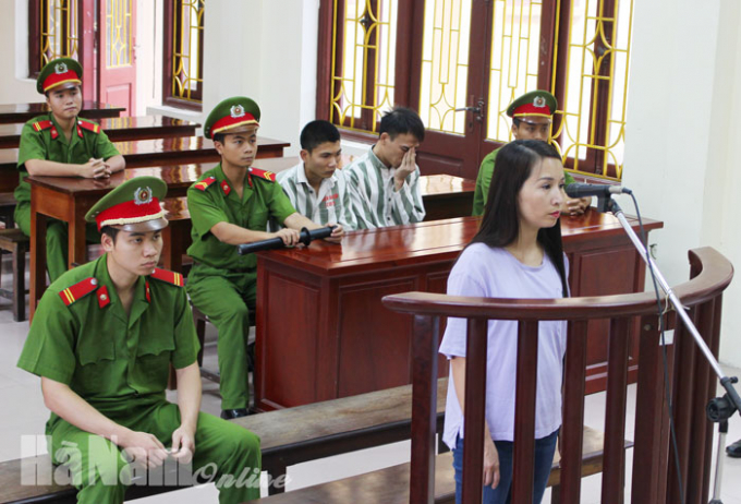 Bị c&aacute;o H&agrave; Thị V&acirc;n tại phi&ecirc;n x&eacute;t xử sơ thẩm. (Ảnh: b&aacute;o H&agrave; Nam)