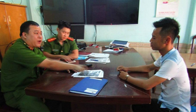 Đối tượng Phương (&aacute;o trắng) thừa nhận h&agrave;nh vi.