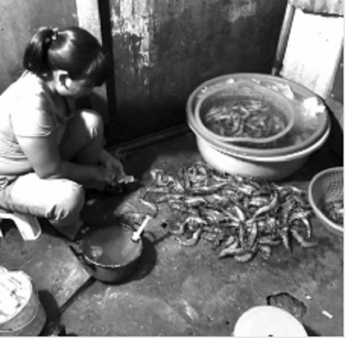 Cơ sở kinh doanh đang bơm tạp chất v&agrave;o t&ocirc;m.