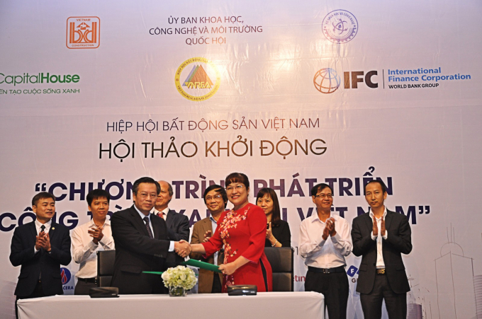 B&agrave; Lưu Thị Thanh Mẫu-TGĐ Phuc Khang Corporation, nh&agrave; ph&aacute;t triển BĐS đầu ti&ecirc;n khu vực Ph&iacute;a Nam ti&ecirc;n phong k&iacute; cam kết Ph&aacute;t triển C&ocirc;ng tr&igrave;nh xanh tại Việt Nam.