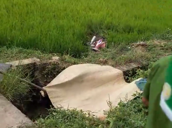Hiện trường nơi B. tử vong trong mương nước, trong khi chiếc xe m&aacute;y n&aacute;t vụn nằm dưới ruộng.
