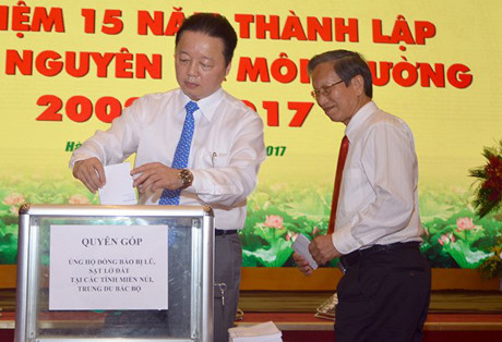 S&aacute;ng nay, Bộ TN&amp;amp;amp;MT đ&atilde; tổ chức quy&ecirc;n g&oacute;p ủng hộ đồng b&agrave;o v&ugrave;ng lũ. Số tiền quy&ecirc;n g&oacute;p l&agrave; 600 triệu đồng.