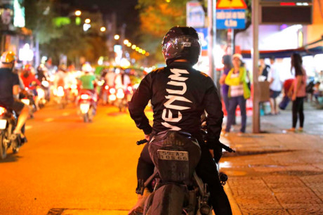 Xe m&ocirc; t&ocirc; gắn biển số khuất trong gầm xe.