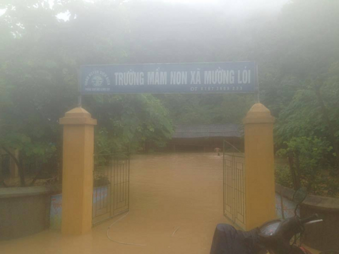 Điểm trường mầm non x&atilde; Mường L&oacute;i ngập s&acirc;u trong nước.