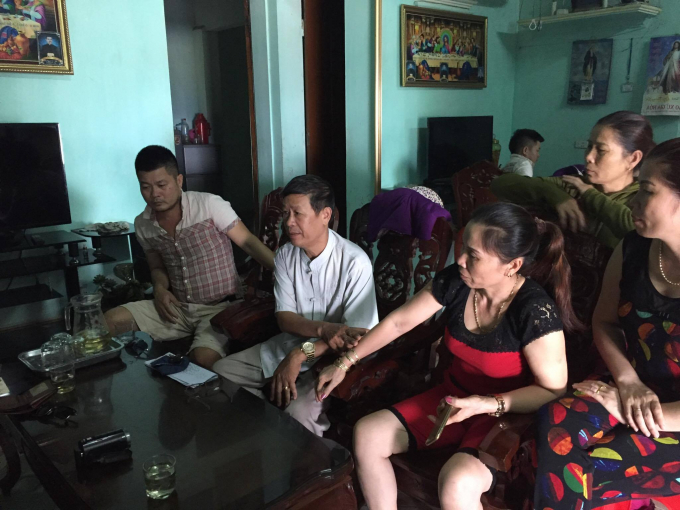 Sau khi l&agrave;m việc với PV Ph&aacute;p luật Plus, người nh&agrave; 3 c&ocirc; ch&aacute;u rất bức x&uacute;c v&igrave; h&agrave;nh vi thiếu &yacute; thức của người đốt r&aacute;c.