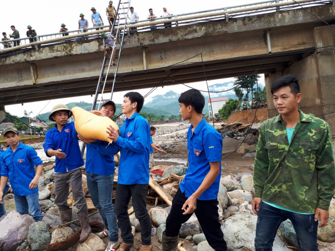 500 thanh ni&ecirc;n c&otilde;ng gạo, nước đi bộ 10 km tiếp tế người d&acirc;n bị c&ocirc; lập ở  Sơn La