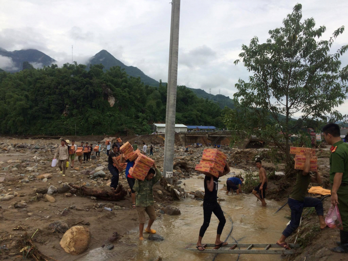 H&agrave;ng vận chuyển l&agrave; nhu yếu phẩm thiết yếu gồm: gạo, m&igrave; t&ocirc;m v&agrave; nước uống.