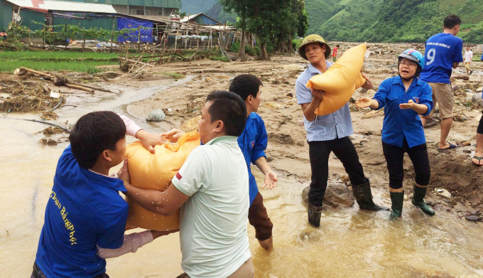 Đường đi gặp nhiều con suối, thanh ni&ecirc;n t&igrave;nh nguyện đứng l&agrave;m cầu vận chuyển lương thực, đẩy nhanh tiến độ tiếp tế.