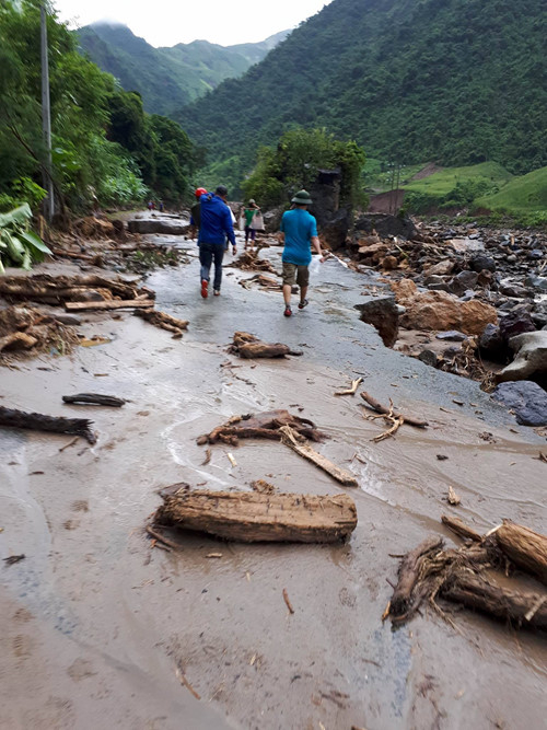 Lũ cuốn tr&ocirc;i đường khiến nhiều bản ở x&atilde; Nậm Păm bị c&ocirc; lập. (Ảnh Thanh Trang)