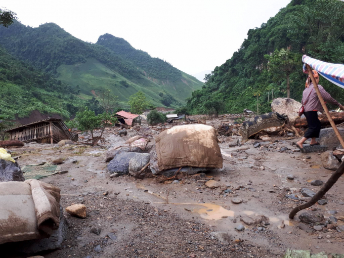 Khung cảnh sau lũ tan hoang ở c&aacute;c bản đang bị c&ocirc; lập tại x&atilde; Nậm Păm.