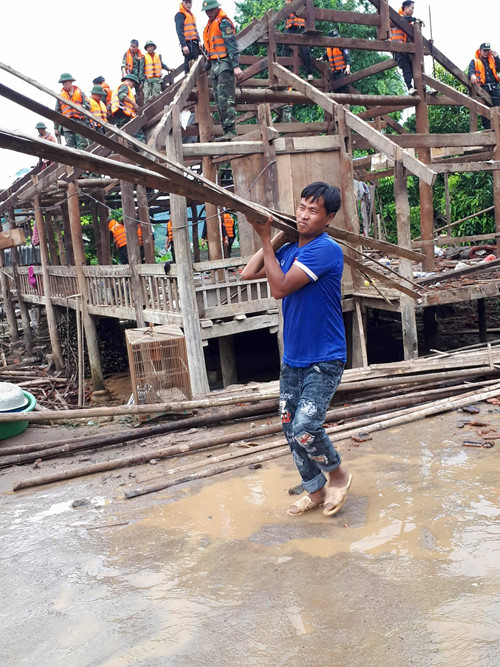 500 thanh ni&ecirc;n c&otilde;ng gạo, nước đi bộ 10 km tiếp tế người d&acirc;n bị c&ocirc; lập ở  Sơn La