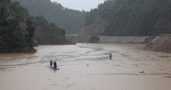 Người đàn ông thoát chết thần kỳ trong trận lũ ống ở Mù Cang Chải