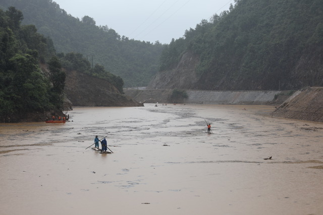 Theo ghi nhận của PV, t&iacute;nh đến chiều 5/8, c&aacute;c lực lượng chức năng vẫn đang tiếp tục c&ocirc;ng t&aacute;c t&igrave;m kiếm c&aacute;c nạn nh&acirc;n c&ograve;n mất t&iacute;ch sau lũ