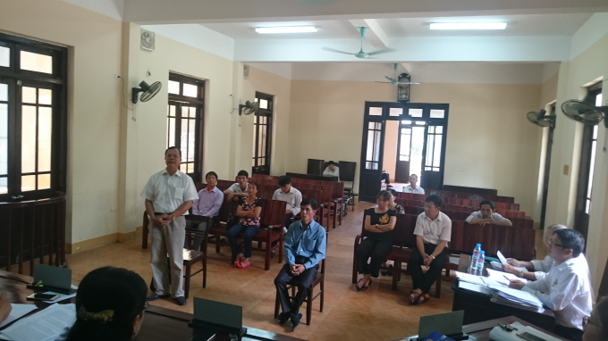 &Ocirc;ng Ng&ocirc; Thanh Kỳ, Gi&aacute;m đốc Cty Cờ Đỏ (b&ecirc;n tr&aacute;i, đại diện cho bị đơn) tại phi&ecirc;n t&ograve;a x&eacute;t xử sơ thẩm lần hai.