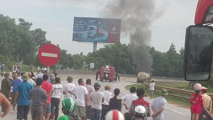 Lực lượng cảnh s&aacute;t PCCC đ&atilde; c&oacute; mặt kịp thời dập tắt đ&aacute;m ch&aacute;y. (Ảnh: Tu&acirc;n Vũ)