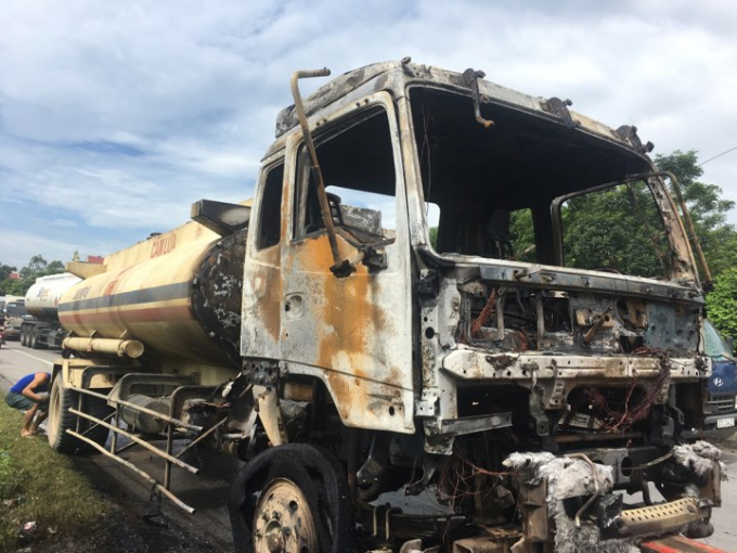 Phần đầu chiếc xe tải đ&atilde; bị thi&ecirc;u rụi ho&agrave;n to&agrave;n. (Ảnh: Cảnh s&aacute;t PCCC cung cấp)