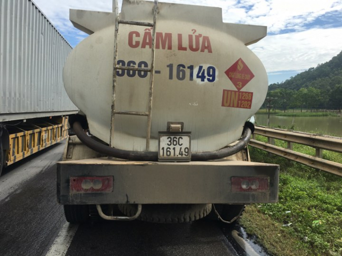 May mắn th&ugrave;ng chở nhi&ecirc;n liệu dầu chưa kịp b&eacute;n lửa.&nbsp;(Ảnh: Cảnh s&aacute;t PCCC cung cấp)