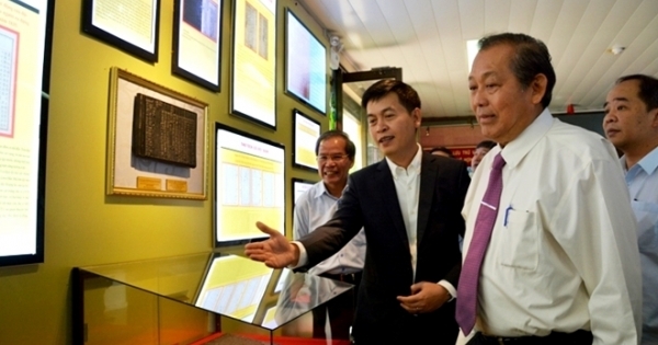 Phó Thủ tướng Trương Hòa Bình thăm và làm việc với Trung tâm Lưu trữ quốc gia IV