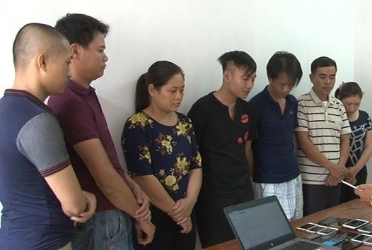 Đinh Văn Tuy&ecirc;n (giữa) v&agrave; c&aacute;c chủ ghi số l&ocirc;, đề bị bắt giữ.