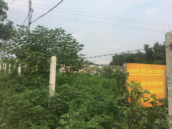 Ph&iacute;a sau biển cấm đổ r&aacute;c của UBND x&atilde; T&acirc;n Triều l&agrave; cả một