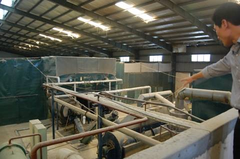 Chấp h&agrave;nh y&ecirc;u cầu của UBND huyện Quốc Oai, l&atilde;nh đạo C&ocirc;ng ty Duy Thịnh đ&atilde; dừng hoạt động của nh&agrave; m&aacute;y, để thay đổi c&ocirc;ng thức sản xuất mới của Th&aacute;i Lan , đồng thời thu&ecirc; chuy&ecirc;n gia tư vấn, mua sắm, lắp đặt c&aacute;c thiết bị xử l&yacute; kh&iacute; thải.