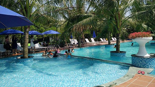 Bể bơi tr&aacute;i ph&eacute;p trong khu nghỉ dưỡng Eureka Linh Trường. Ảnh: Lam Sơn.