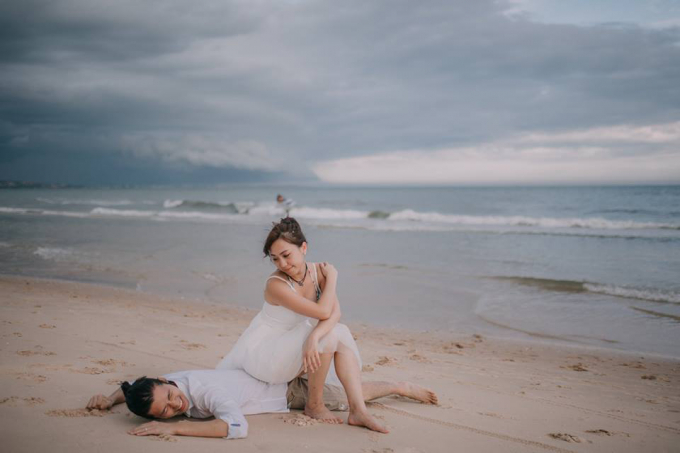 Bộ ảnh cưới của họ như cuộc dạo chơi kh&aacute;m ph&aacute; một miền đất mới, trải nghiệm những m&oacute;n ăn vặt đậm chất Việt, chạy thử xe m&aacute;y, đi t&agrave;u, hay ngồi qu&aacute;n x&aacute; vỉa h&egrave;...