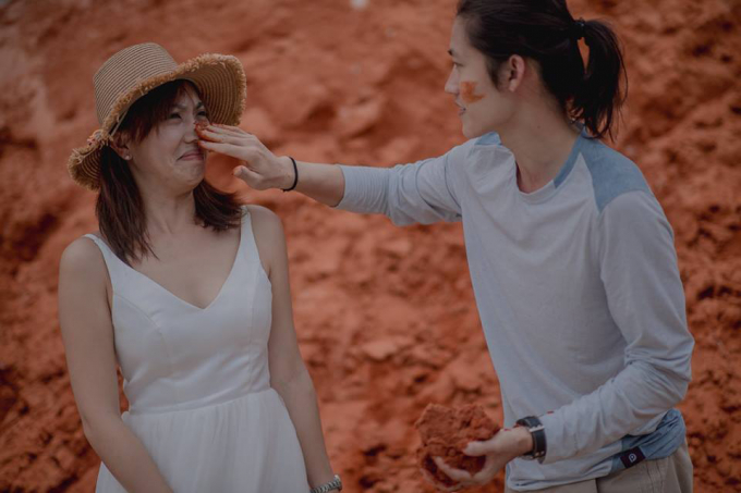 Nhiều kh&ocirc;ng gian như phố đ&ecirc;m, bưu điện S&agrave;i G&ograve;n, nh&agrave; thờ Lớn, nh&agrave; ga, b&atilde;i biển, con đường chạy đến biển đẹp m&ecirc; ly ở Ninh Thuận... đều được họ đi qua v&agrave; lấy l&agrave;m bối cảnh cho những shoot h&igrave;nh đang cực hot n&agrave;y.