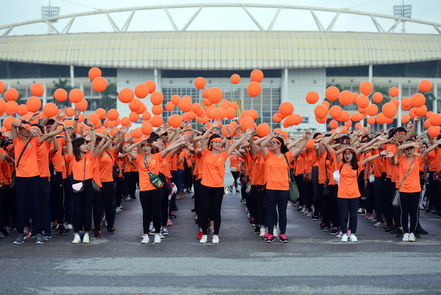 Ngay từ s&aacute;ng sớm, 3.000 t&igrave;nh nguyện vi&ecirc;n l&agrave; c&ocirc;ng nh&acirc;n vi&ecirc;n chức, học sinh sinh vi&ecirc;n tr&ecirc;n địa b&agrave;n Thủ đ&ocirc; H&agrave; Nội v&agrave; c&aacute;c tỉnh l&acirc;n cận đ&atilde; tập trung tại quảng trường đối diện s&acirc;n vận động Mỹ Đ&igrave;nh, H&agrave; Nội.