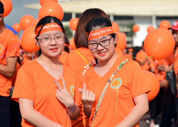 Thời tiết trước giờ khai mạc c&oacute; mưa lớn rồi bất ngờ nắng to khi chương tr&igrave;nh bắt đầu.